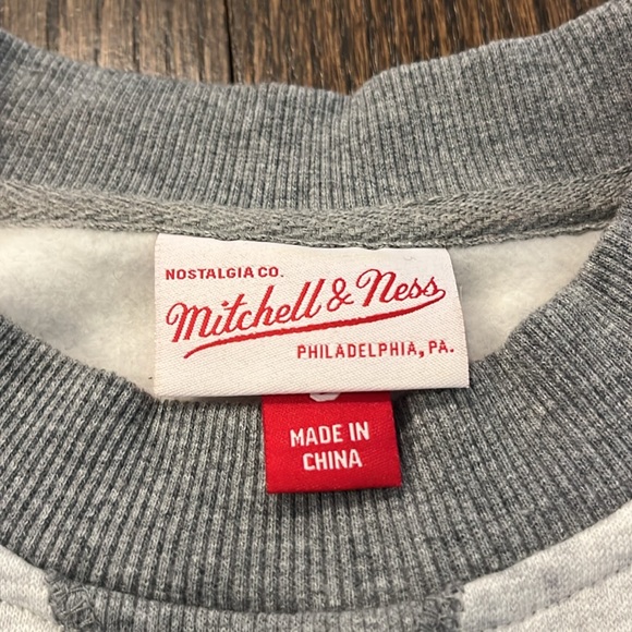 Knicks Women’s Grey and Royal Blue Crewneck Sweatshirt Like New Size Small - Picture 4 of 7